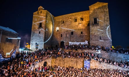 Eine Menschenmenge vor einem Schloss beim Ypsigrock-Festival.