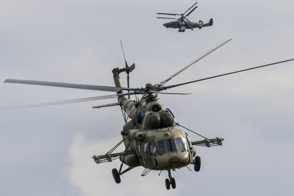Kampfhubschrauber Mil Mi-8 und Kamov Ka-52 „Alligator“ der russischen Luftwaffe