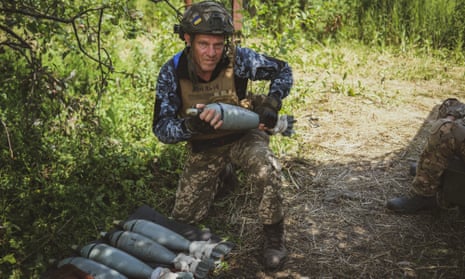 Ukrainische Soldaten feuern Artilleriegranaten auf russische Streitkräfte in der Nähe von Storojowe und Neskucne ab, nachdem sie Anfang des Monats die Dörfer in Donezk zurückerobert hatten