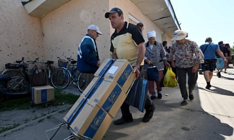 Freiwillige verteilen Hilfsgüter des UN-Welternährungsprogramms an Bewohner des Dorfes Liptsy in der Region Charkiw