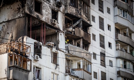 Retter an einem Wohngebäude, das am Donnerstag in Kiew durch eine Gasexplosion beschädigt wurde