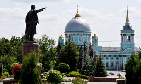Ein Wladimir-Lenin-Denkmal vor der Znamensky-Kathedrale in Kursk, Russland