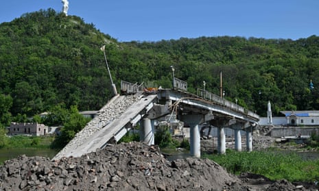Arbeiter räumen die Trümmer einer zerstörten Brücke in der Stadt Swjatogirsk in der Region Donezk weg
