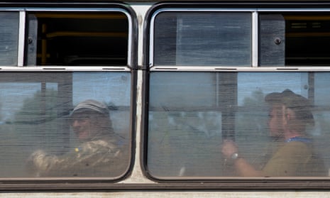 Ukrainische Militärangehörige in einem Bus auf einem Übungsgelände in der Nähe einer Frontlinie in der Region Donezk