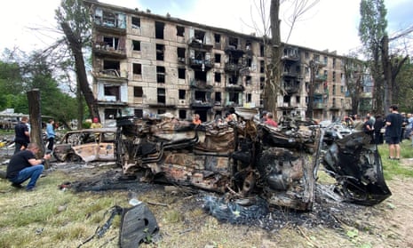 Autowracks in der Nähe eines Wohngebäudes, das am 13. Juni durch russischen Raketenbeschuss auf Krywyj Rih beschädigt wurde