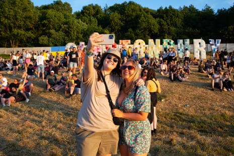 Die Festivalbesucher Beth Cook und Becca Fowler machen ein Selfie mit dem ikonischen Schild.