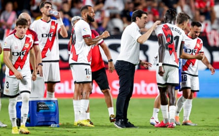 Andoni Iraola im Gespräch mit den Spielern von Rayo Vallecano während eines Spiels gegen Real Mallorca im August 2022