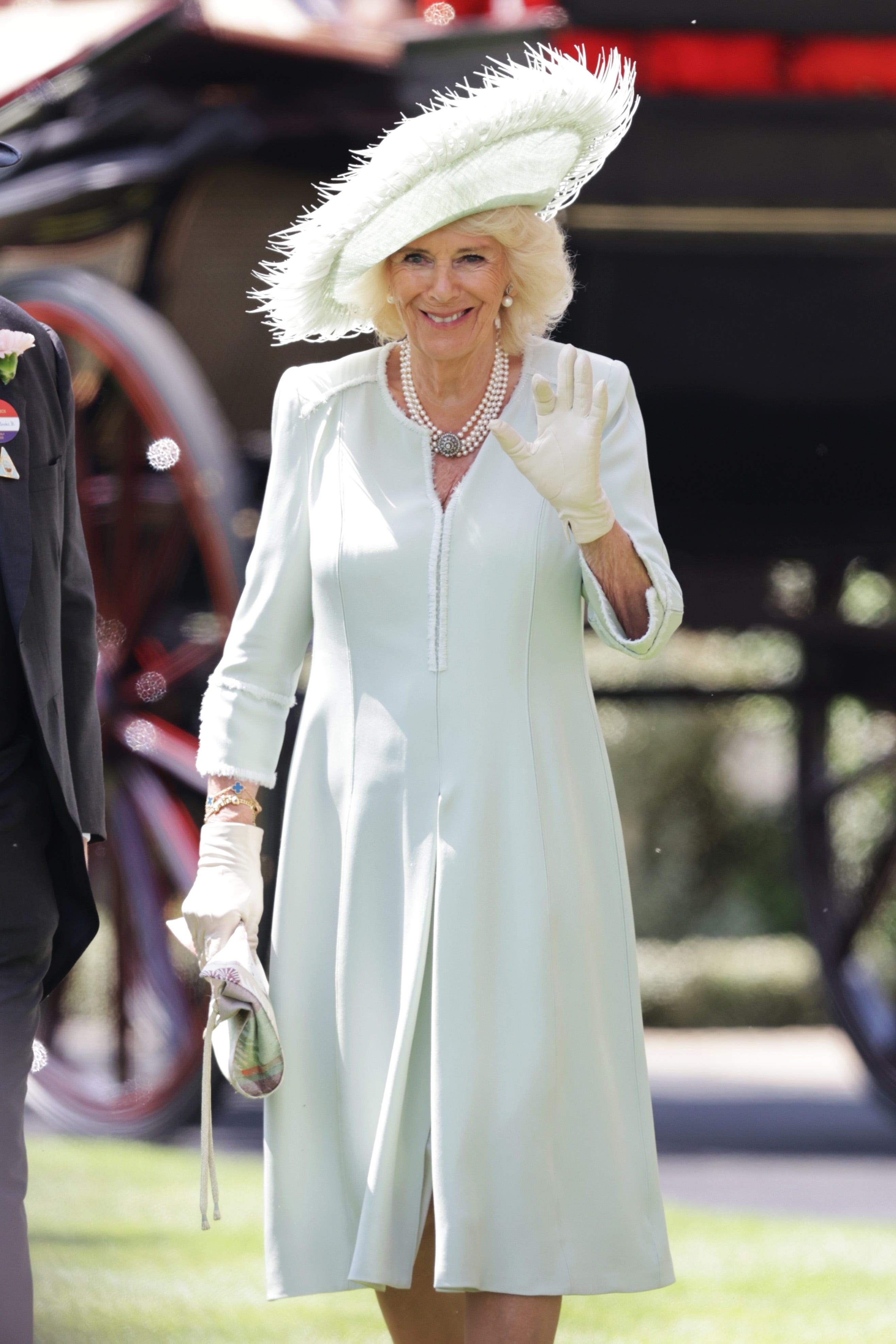 Königin Camilla besucht den dritten Tag von Royal Ascot und trägt ein hellblaues Mantelkleid und einen mintgrünen Hut