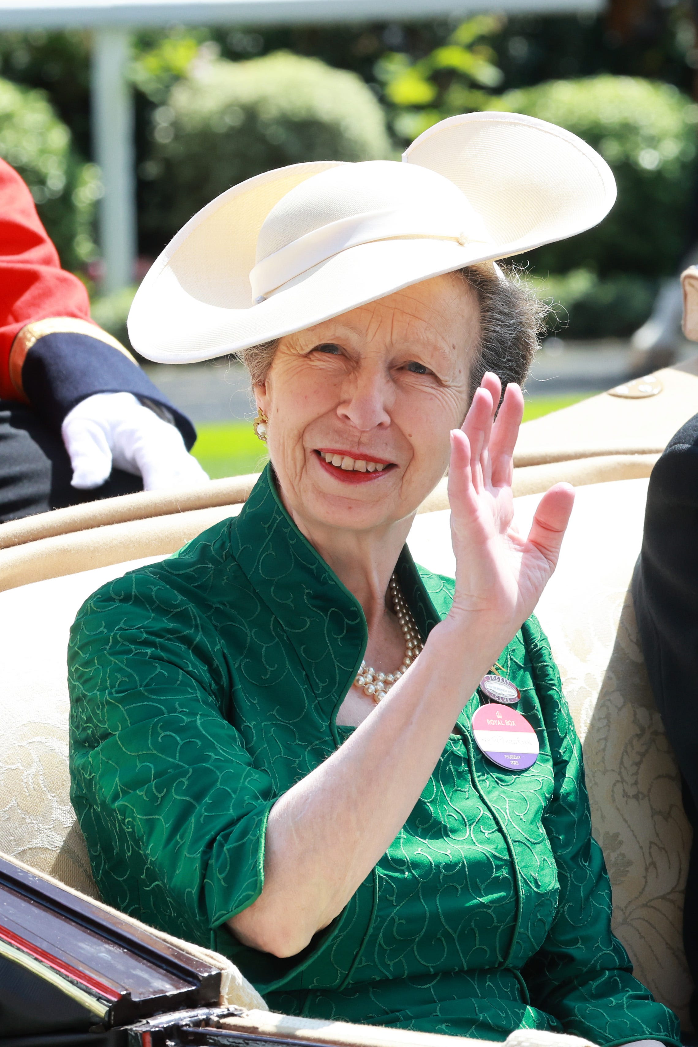 Prinzessin Anne besucht den dritten Tag von Royal Ascot und trägt einen weißen Hut und ein grünes Kleid