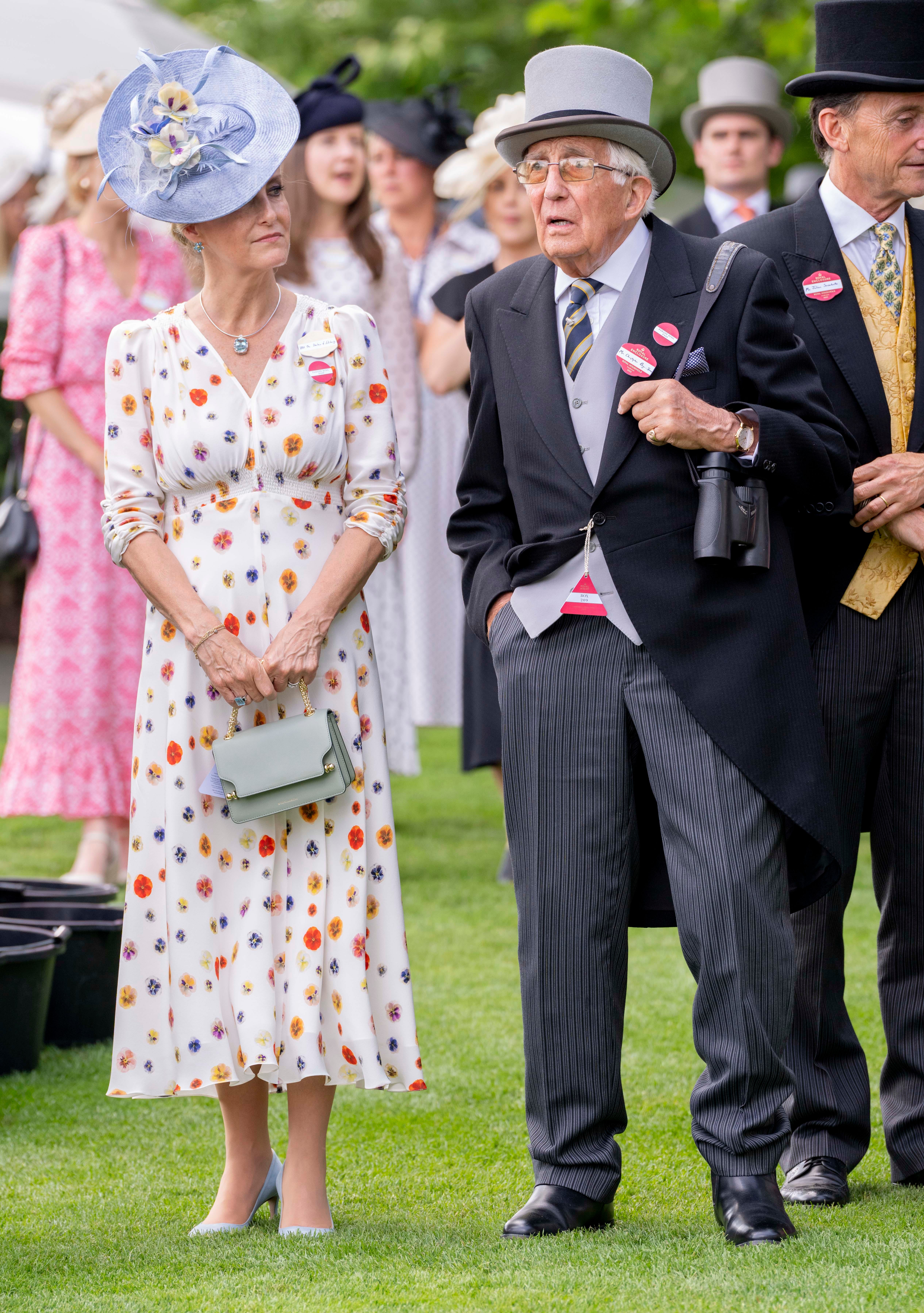 Sophie, Herzogin von Edinburgh, nimmt mit ihrem Vater Christopher Rhys Jones am dritten Tag von Royal Ascot 2023 teil.
