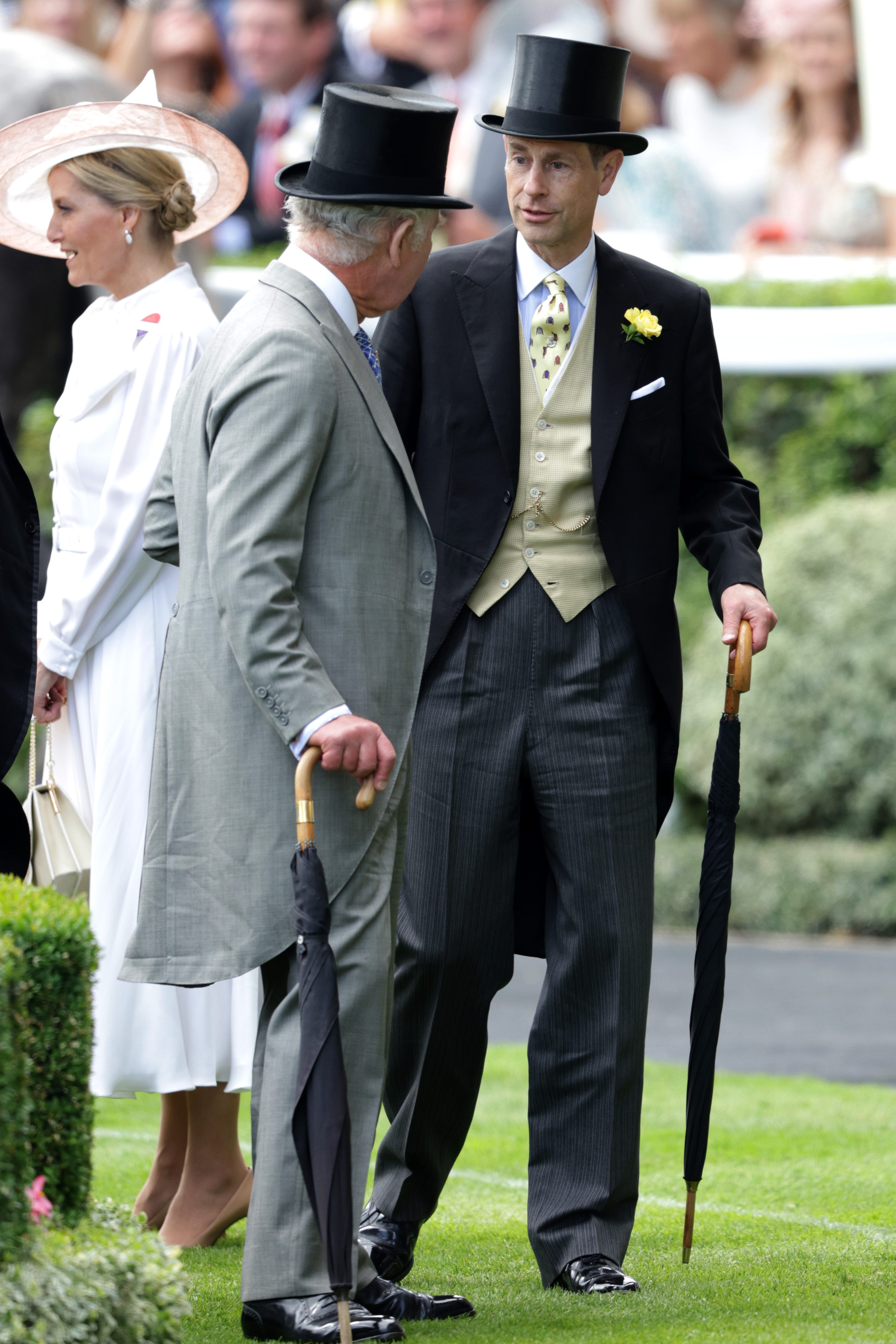 König Charles III. und Prinz Edward, Herzog von Edinburgh, nehmen am 21. Juni 2023 am zweiten Tag von Royal Ascot 2023 auf der Pferderennbahn Ascot in Ascot, England, teil.