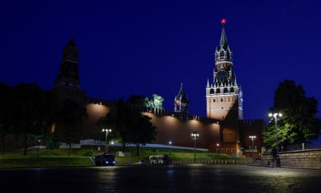 Polizeifahrzeuge sind vor dem Spasskaja-Turm des Kremls im Zentrum von Moskau zu sehen