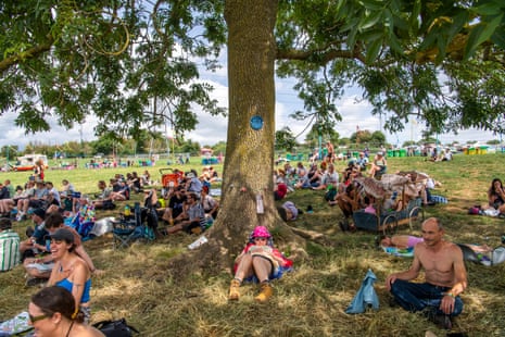 Festivalbesucher suchen Schatten in Glastonbury