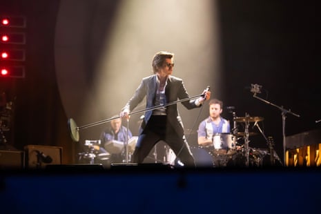 Alex Turner, Frontmann der Arctic Monkeys, tritt auf der Pyramid-Bühne auf
