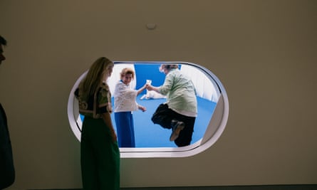 Der Künstler Børre Sæthre zeigt der norwegischen Königin Sonja seine Installation My Private Sky, während Museumsdirektorin Solveig Øvstebø (links) zuschaut.