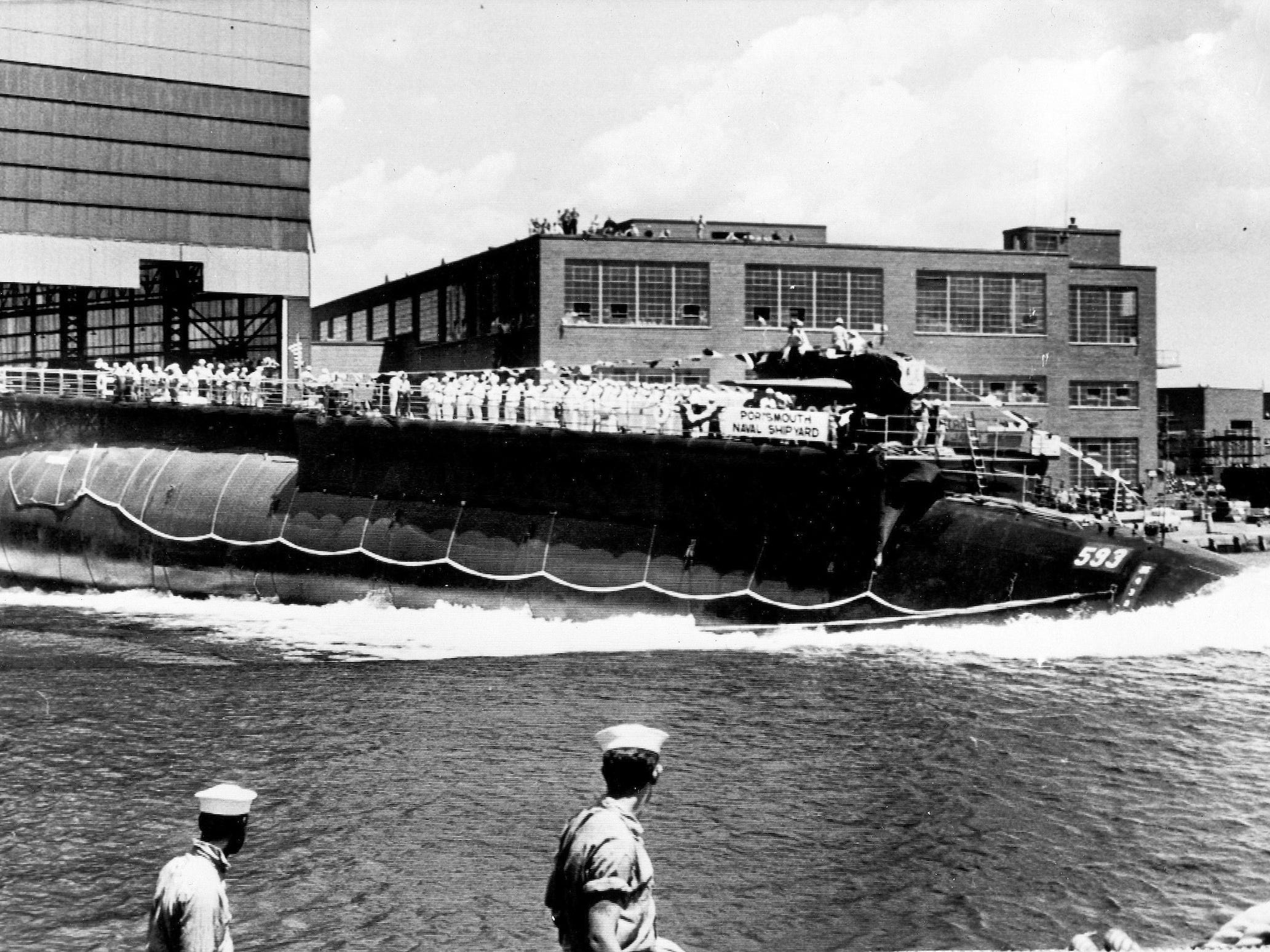 Die SS Thresher wird mit dem Bug voran auf dem Portsmouth Navy Yard in Kittery, Maine, zu Wasser gelassen