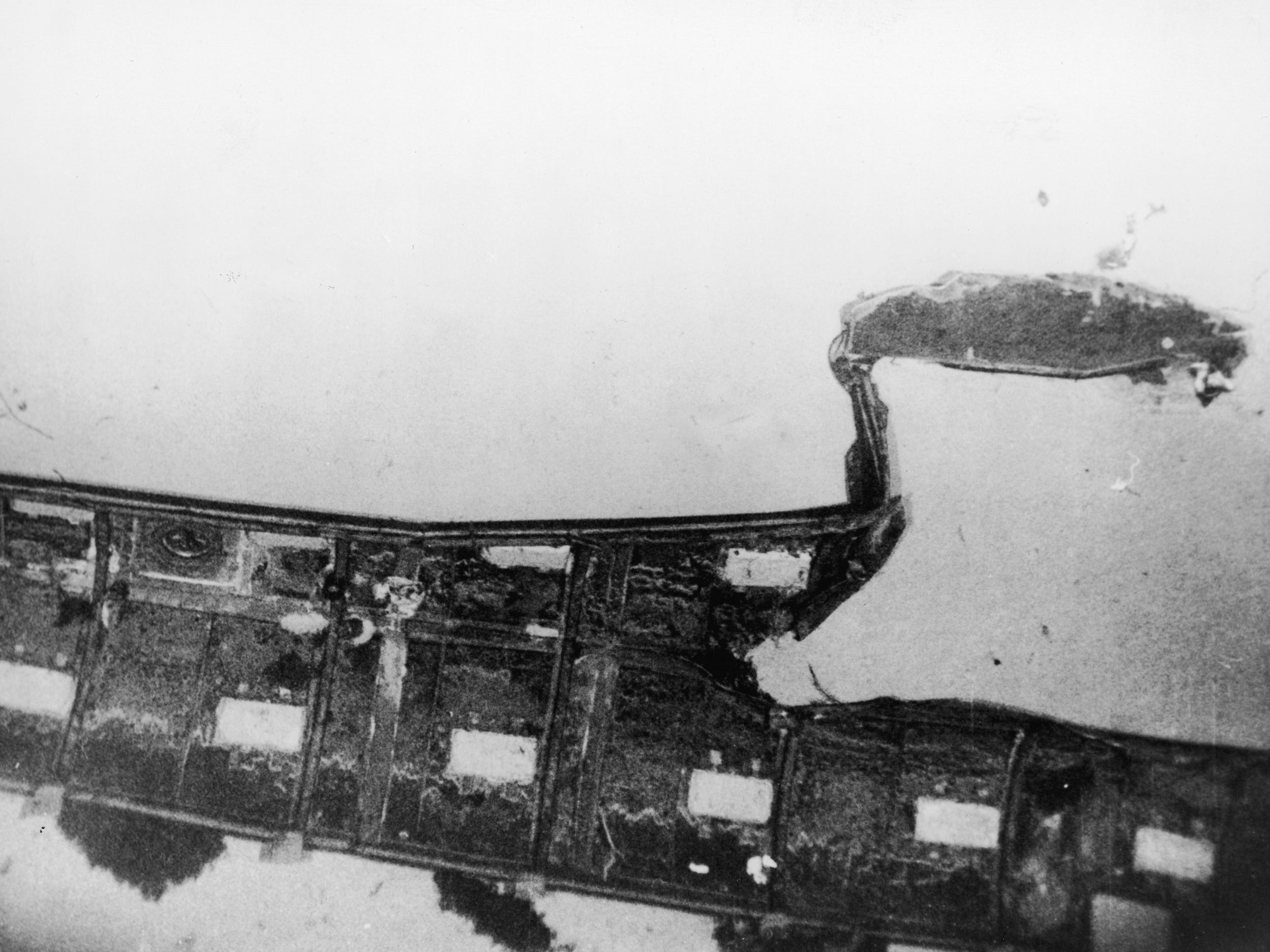 Unterwasserbild eines Teils der beschädigten Schnorchelauspuffrohre der „USS Scorpion“,
