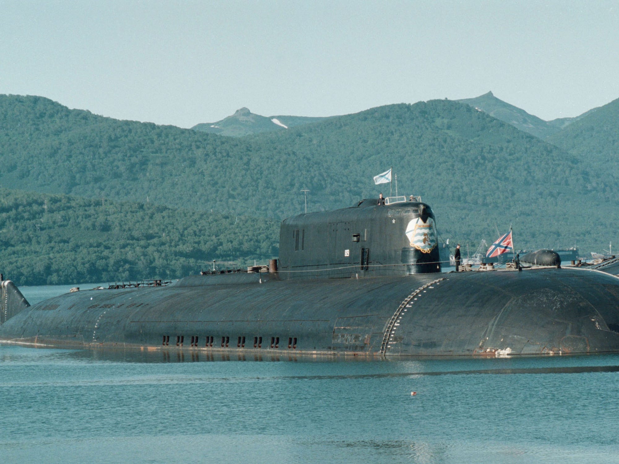 Das russische Atom-U-Boot „Kursk“ legte an einem nordrussischen Heimathafen an.