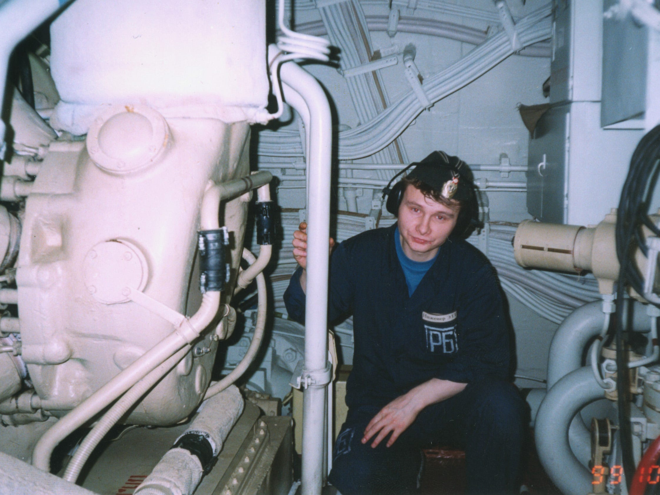Der russische Matrose Maxim Rvanin sitzt an seinem Arbeitsplatz im russischen U-Boot „Kursk“