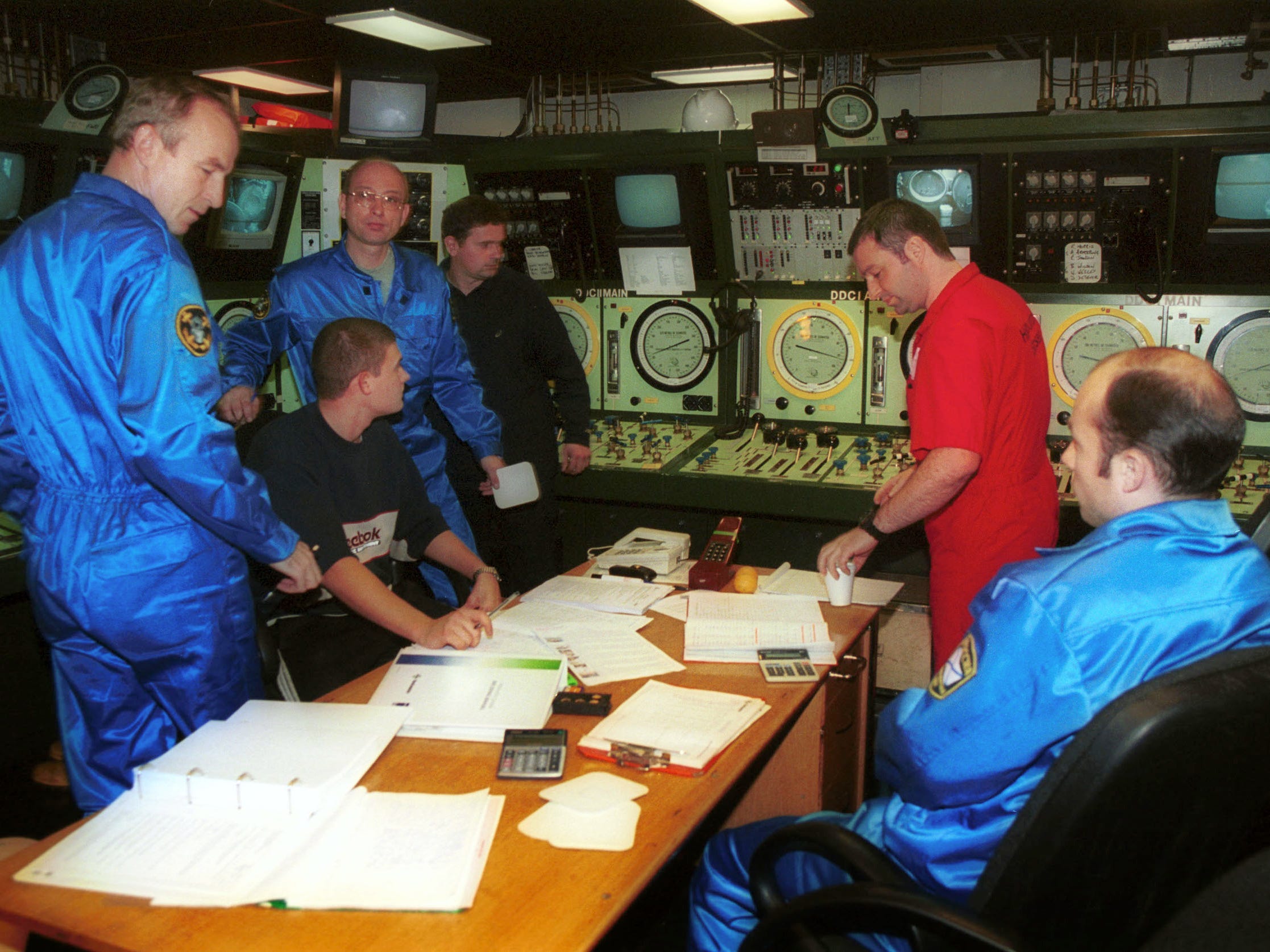 Russische und norwegische Seeleute diskutieren über Bemühungen, Leichen aus dem gesunkenen russischen U-Boot Kursk zu bergen