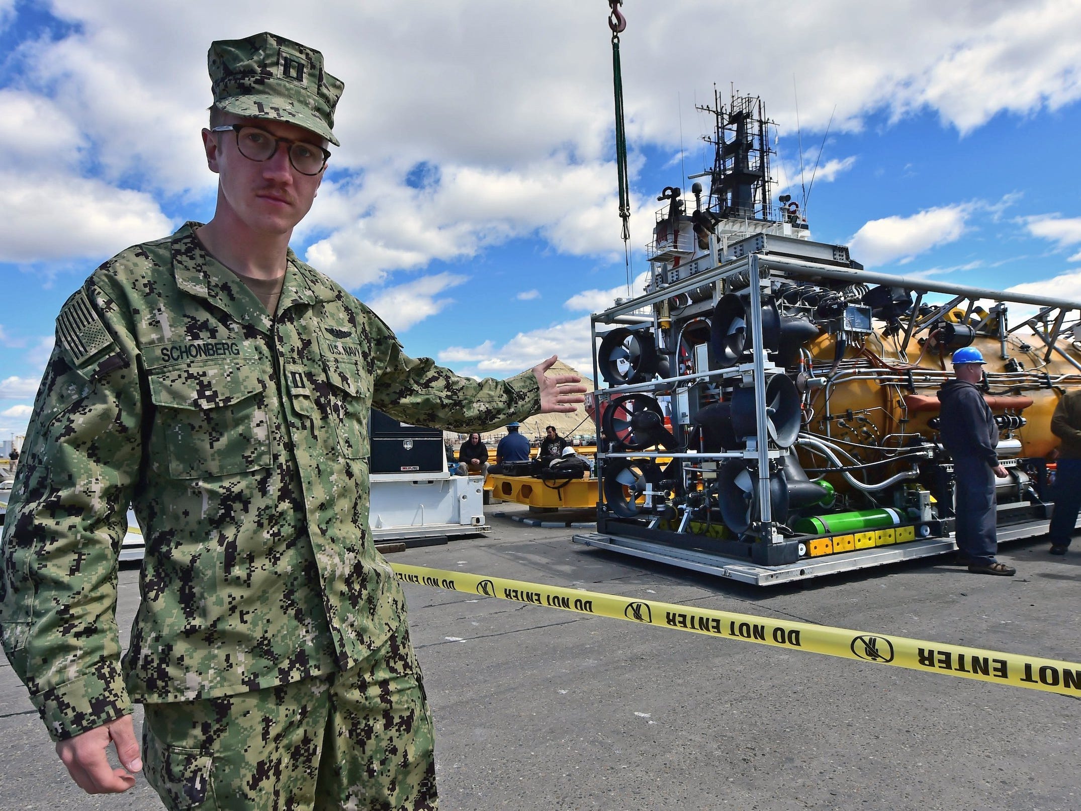 Ein Mitglied der US-Marine geht am Pressurized Rescue Module vorbei, das an der Suche und Rettung des vermissten U-Bootes ARA San Juan beteiligt sein wird