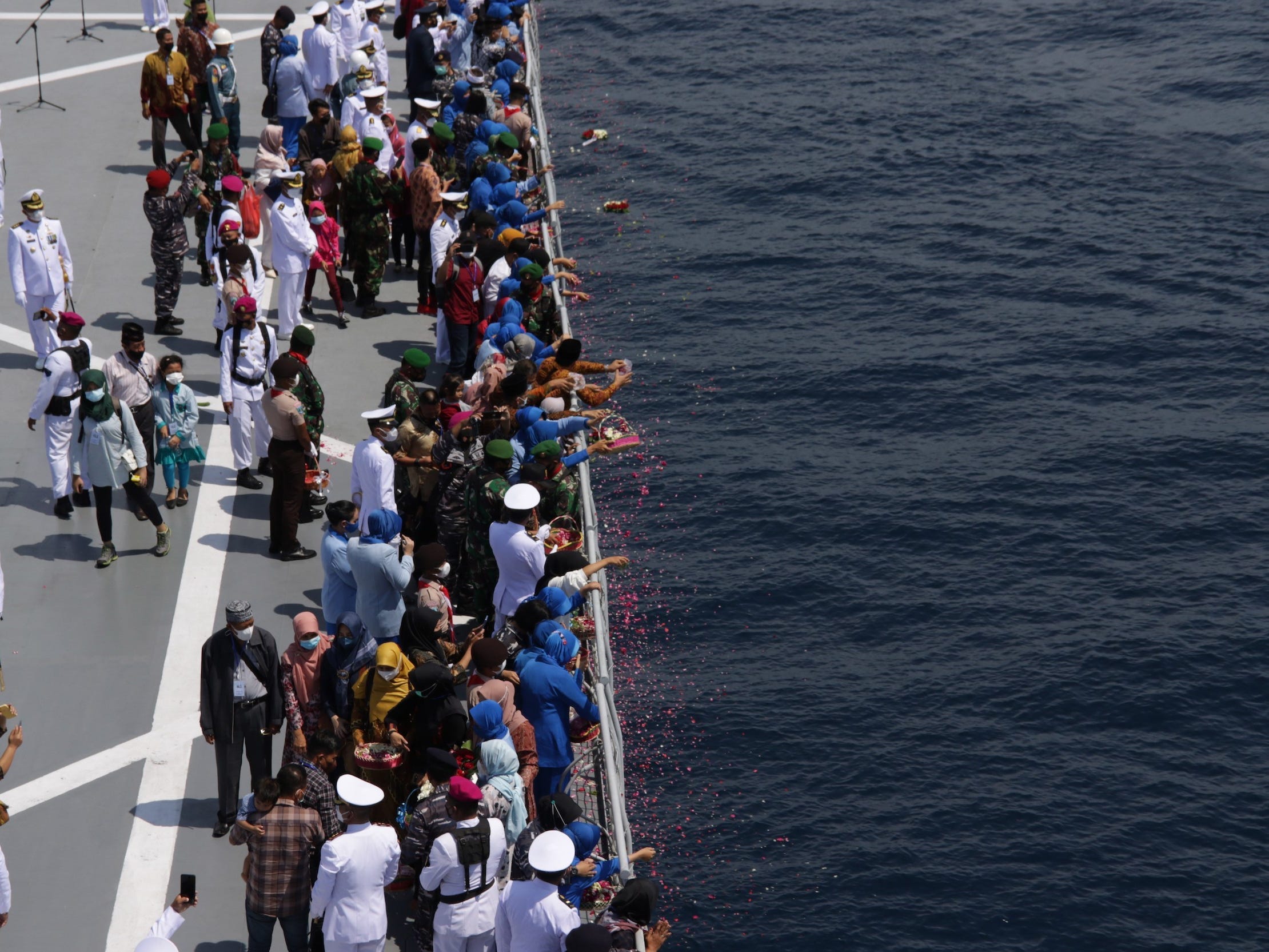 Angehörige würdigen die Besatzungsmitglieder des gesunkenen U-Bootes KRI Nanggala-402