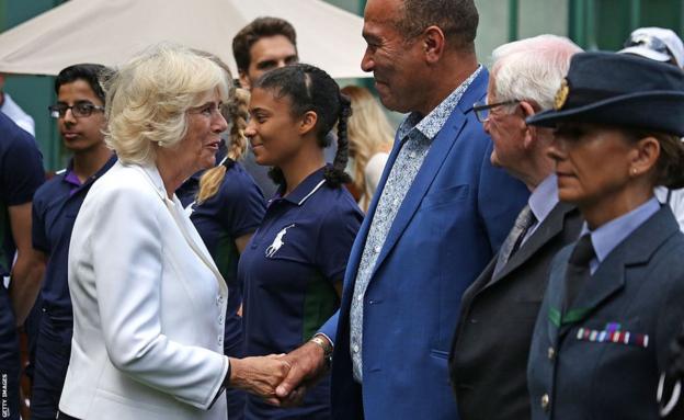 Königin Camilla, damalige Herzogin von Cornwall, trifft Winston Norton bei einem Besuch in Wimbledon im Jahr 2016