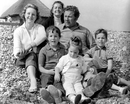 Peter Ustinov mit seiner zweiten Frau Suzanne Cloutier (Mitte) und seinen Kindern Tamara (ganz links) und Pavla, Andrea und Igor (erste Reihe) im Jahr 1961.