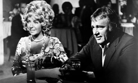 Elizabeth Taylor und Richard Burton in Hammersmith is Out, 1972, ebenfalls mit Ustinov in der Hauptrolle.