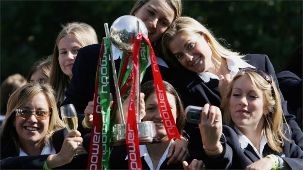 Englands Ashes-Siegerinnen halten die Trophäe in der Hand und machen Selfies auf einer Bustour