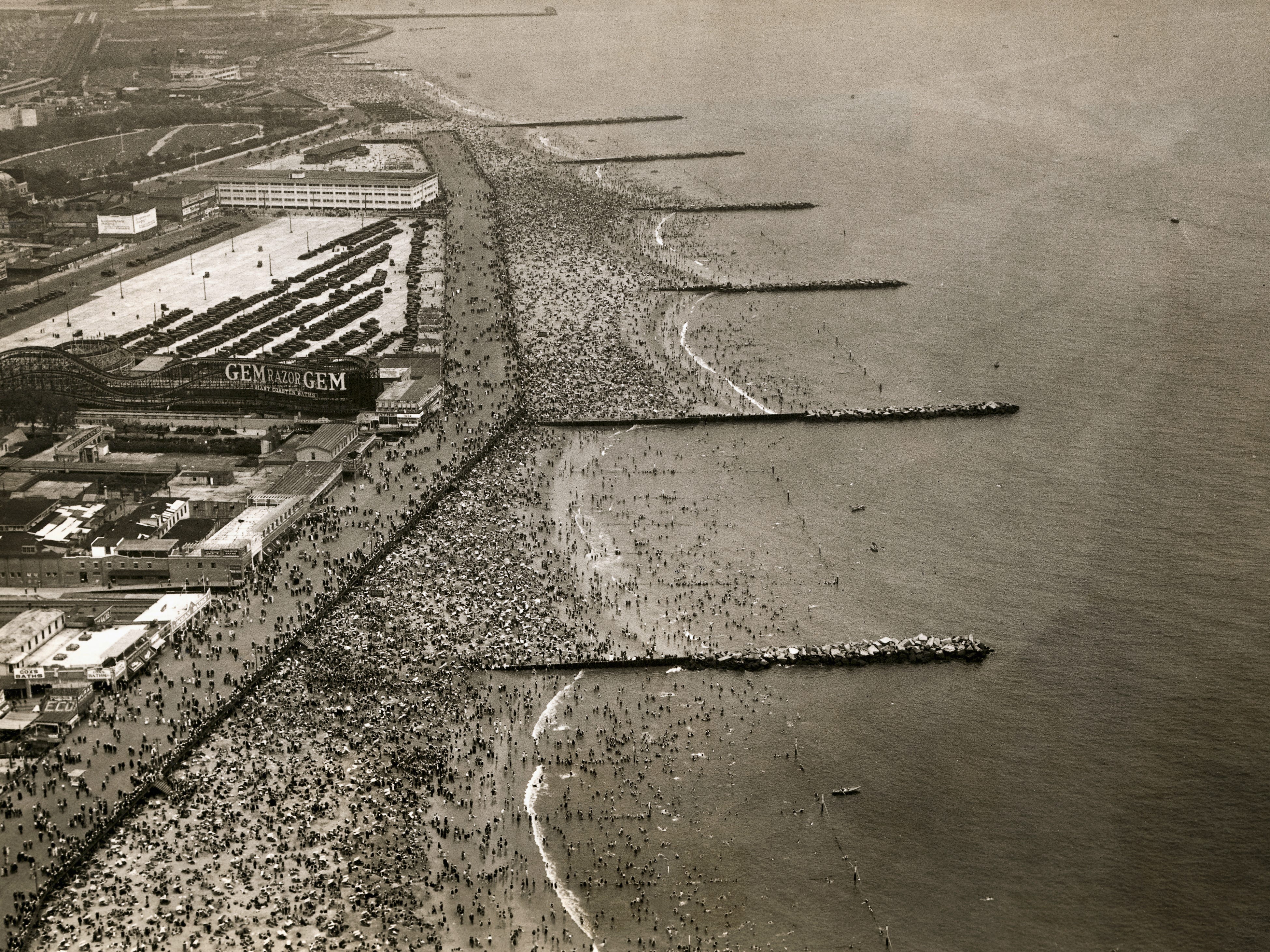 Eine Luftaufnahme der Menschenmassen am Strand von Coney Island am 4. Juli