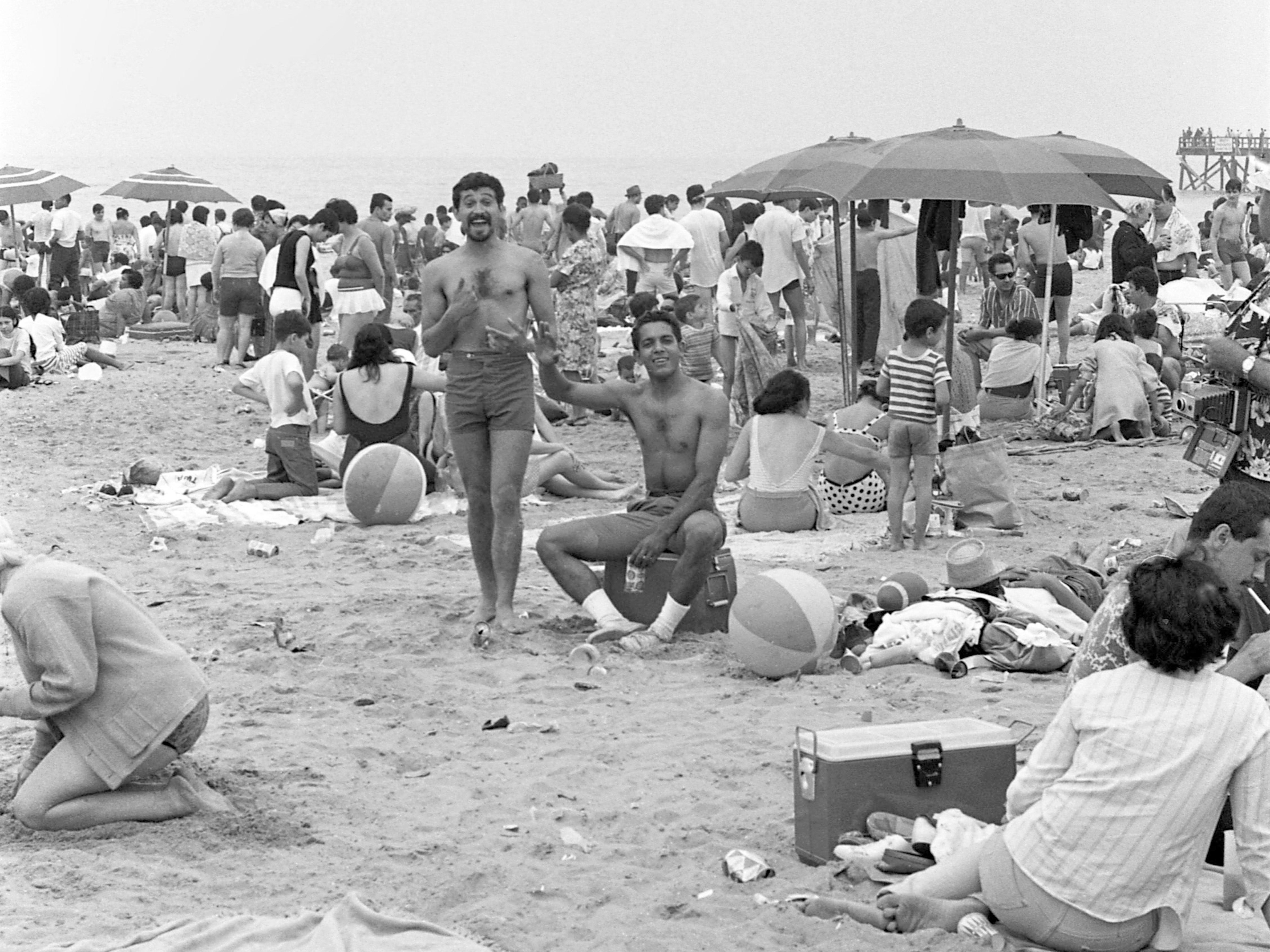 Am 4. Juli 1968 posieren zwei unbekannte Männer in kurzen Hosen am überfüllten Strand von Coney Island vor der Kamera
