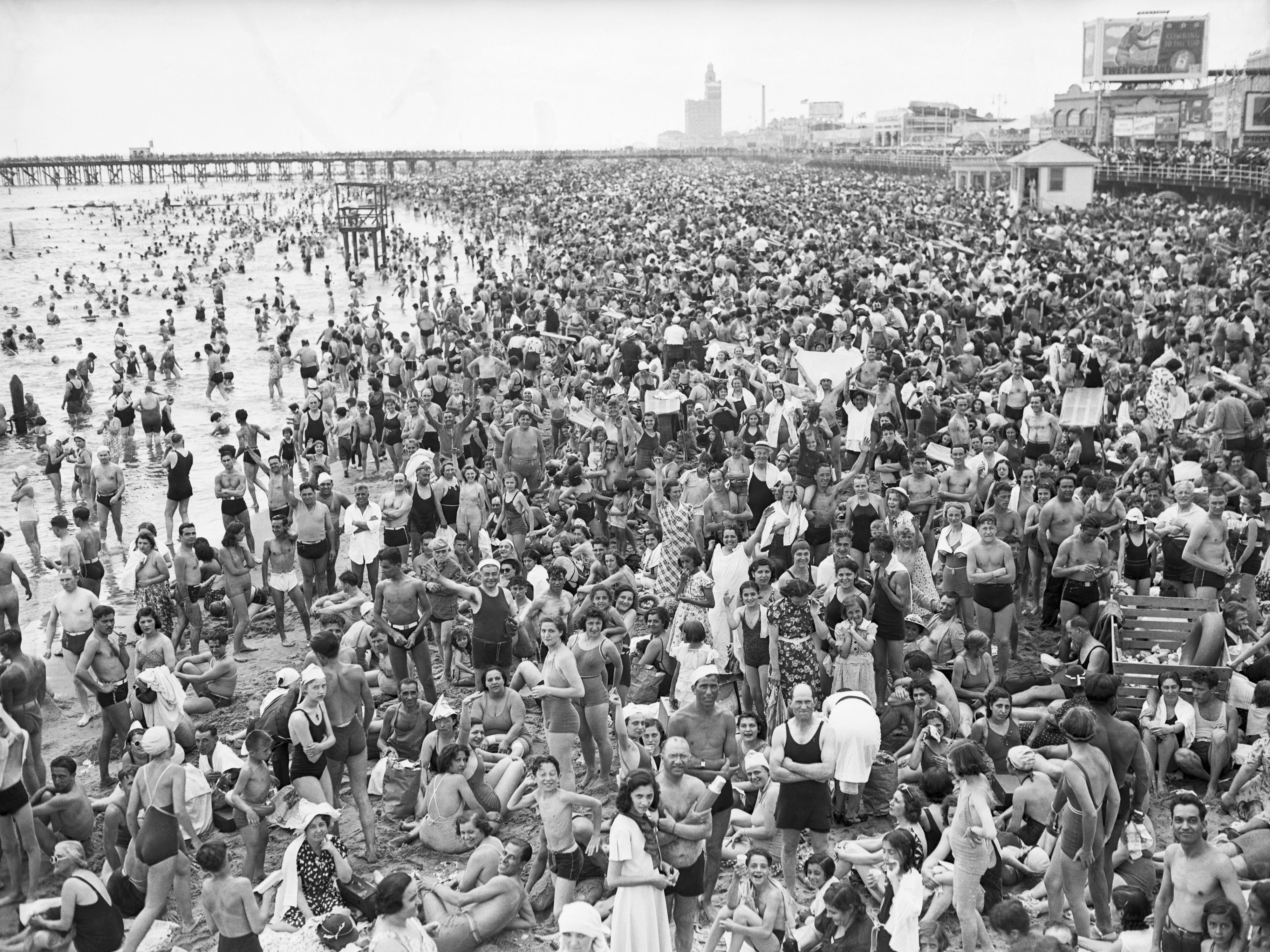 Am 4. Juli 1938 drängen sich Menschen am Strand von Coney Island