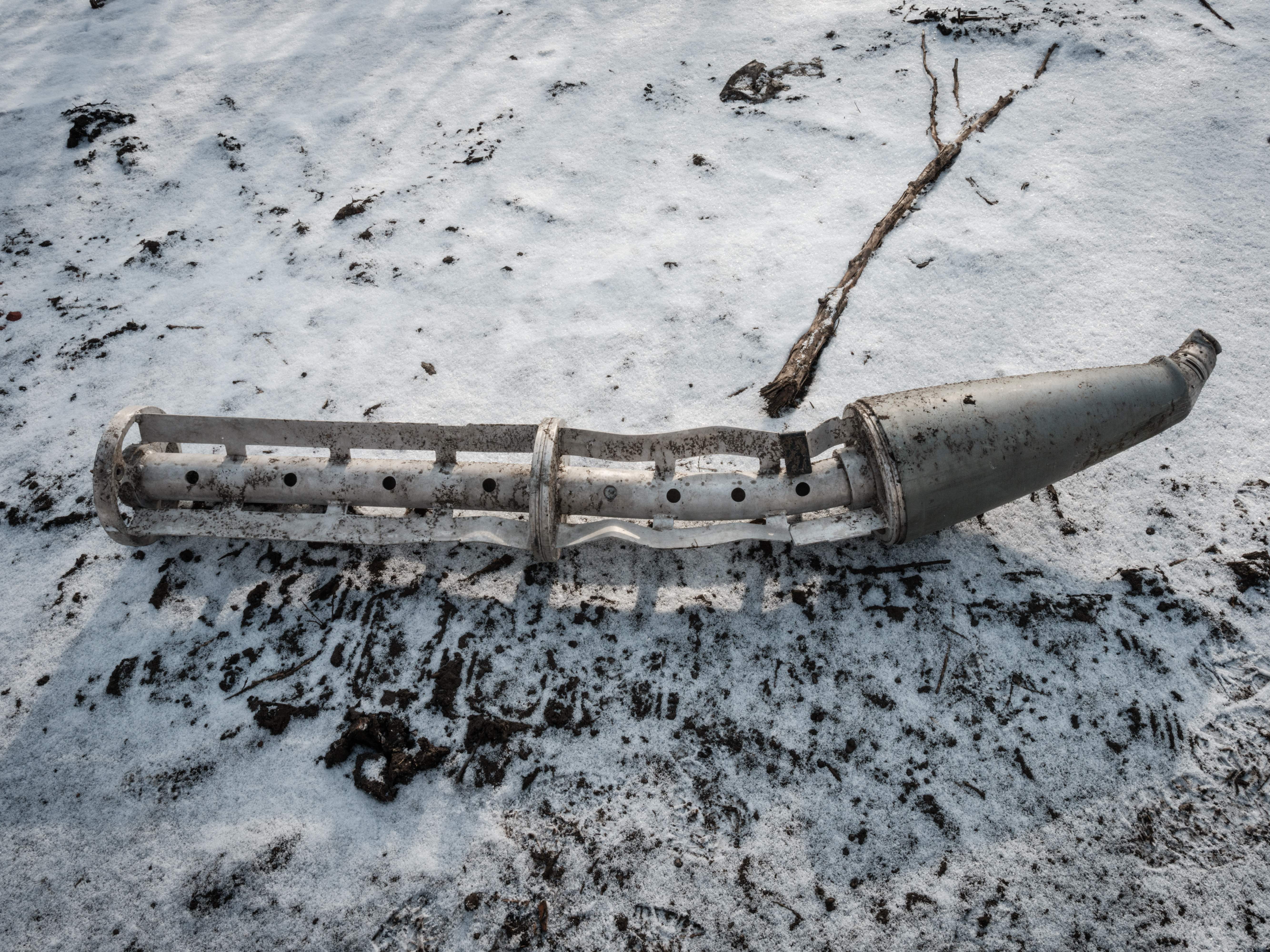 Am 6. Februar 2023, während der russischen Invasion in der Ukraine, liegt in Zarichne das Gehäuse einer Streubombenrakete auf dem schneebedeckten Boden.
