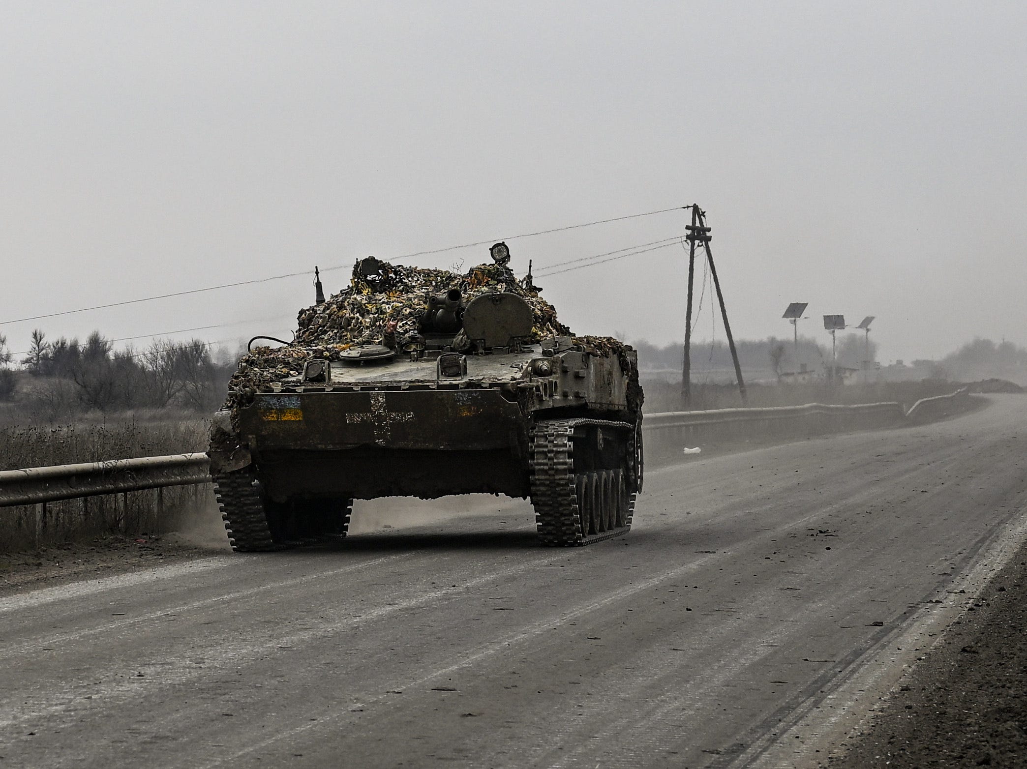 Am 16. März 2023 wird in Chasiv Yar, Bachmut, Oblast Donezk, Ukraine, ein gepanzertes Fahrzeug gesehen, während der Krieg zwischen Russland und der Ukraine weitergeht.