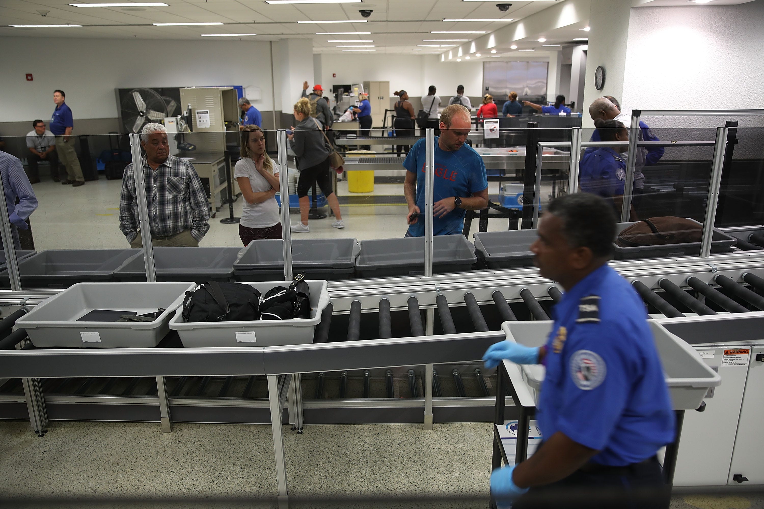 TSA-Agent an der Sicherheitskontrolle am Miami International Airport.