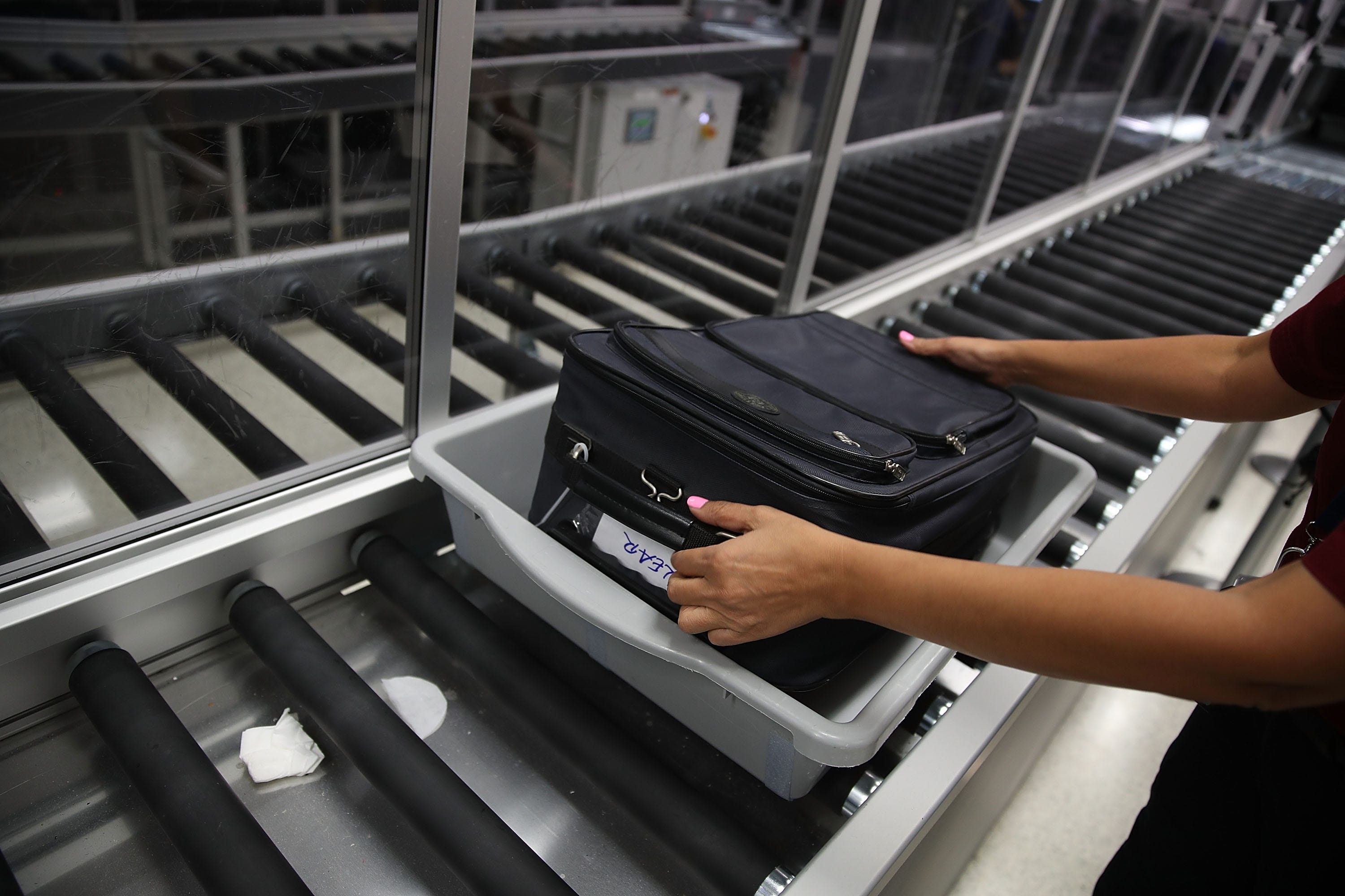 Ein Gepäckstück wird durch eine von American Airlines finanzierte und von der Transportation Security Administration am Miami International Airport installierte automatische Kontrollspur freigegeben.