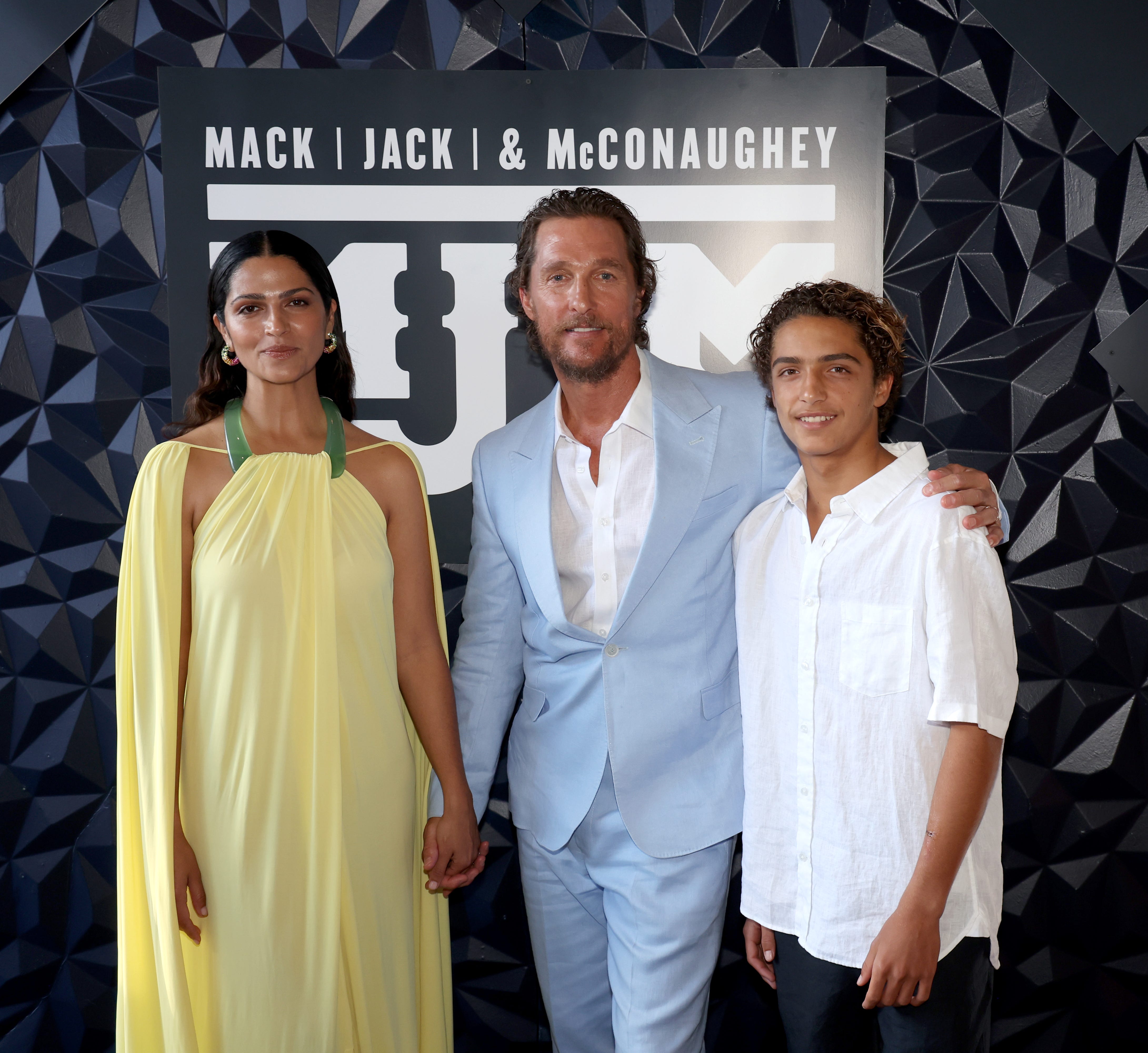 Camila Alves McConaughey, Matthew McConaughey und Levi McConaughey auf dem roten Teppich.