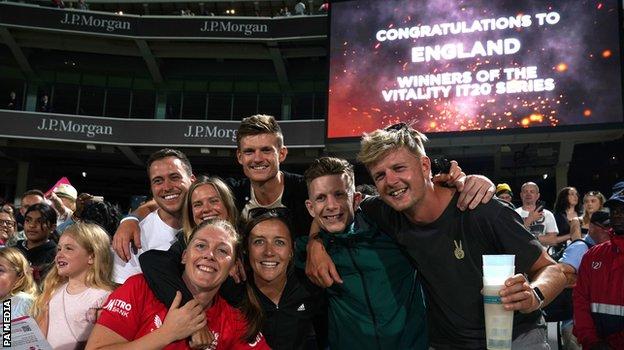 Heather Knight feiert Englands Sieg mit Familie und Freunden