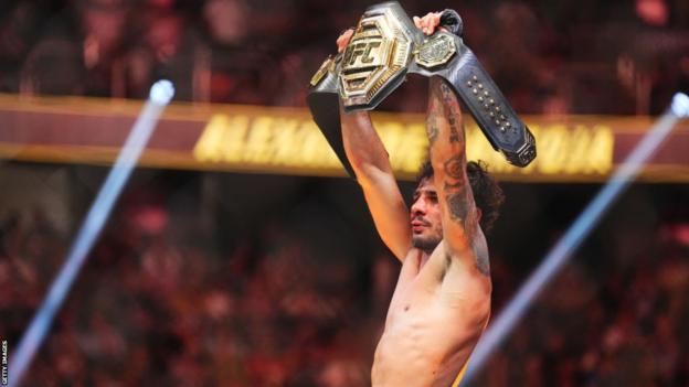 Alexandre Pantoja feiert den Gewinn des UFC-Titels im Fliegengewicht