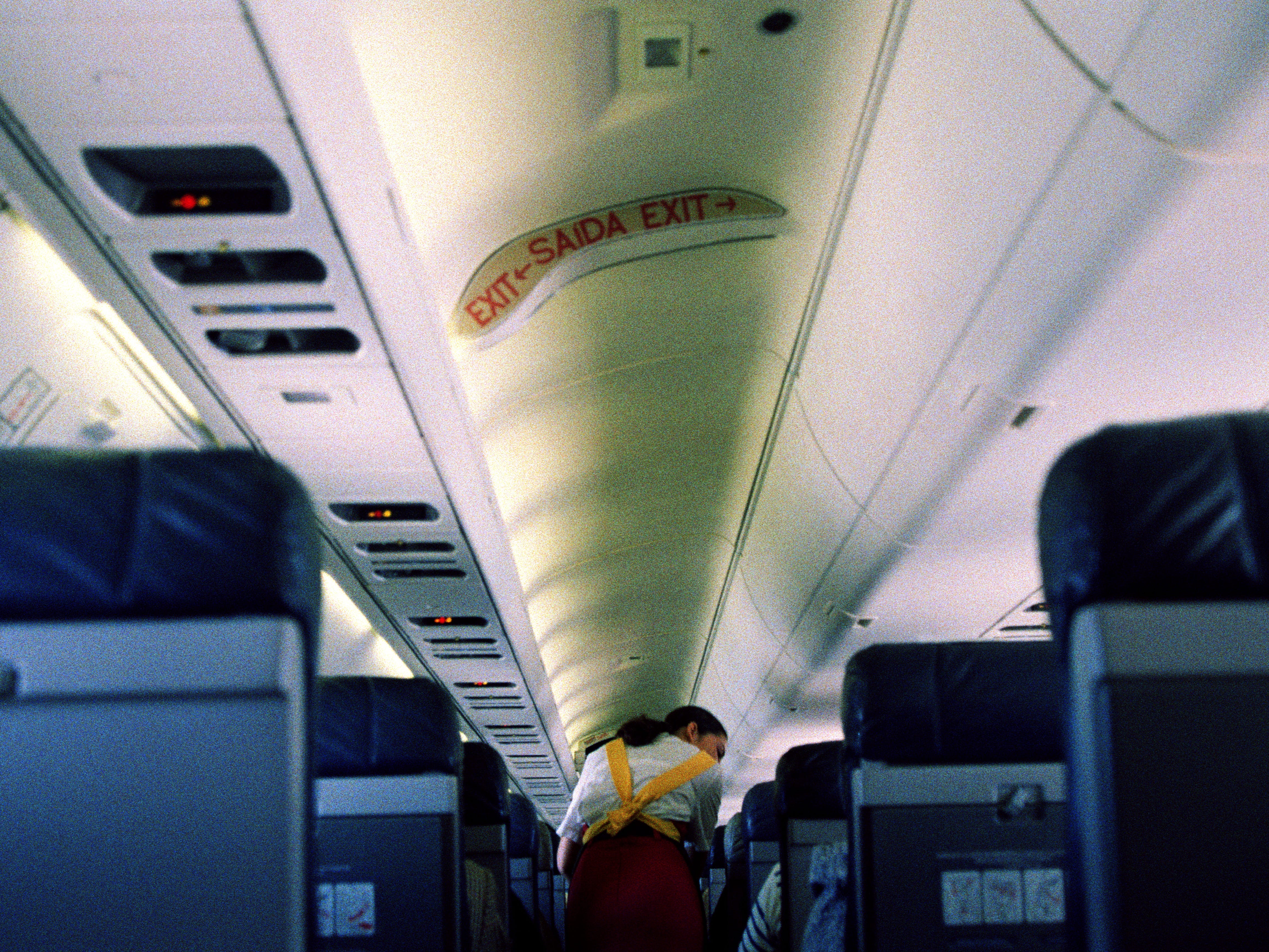 Stewardess serviert Getränke im Flugzeuggang auf einem kommerziellen Flug