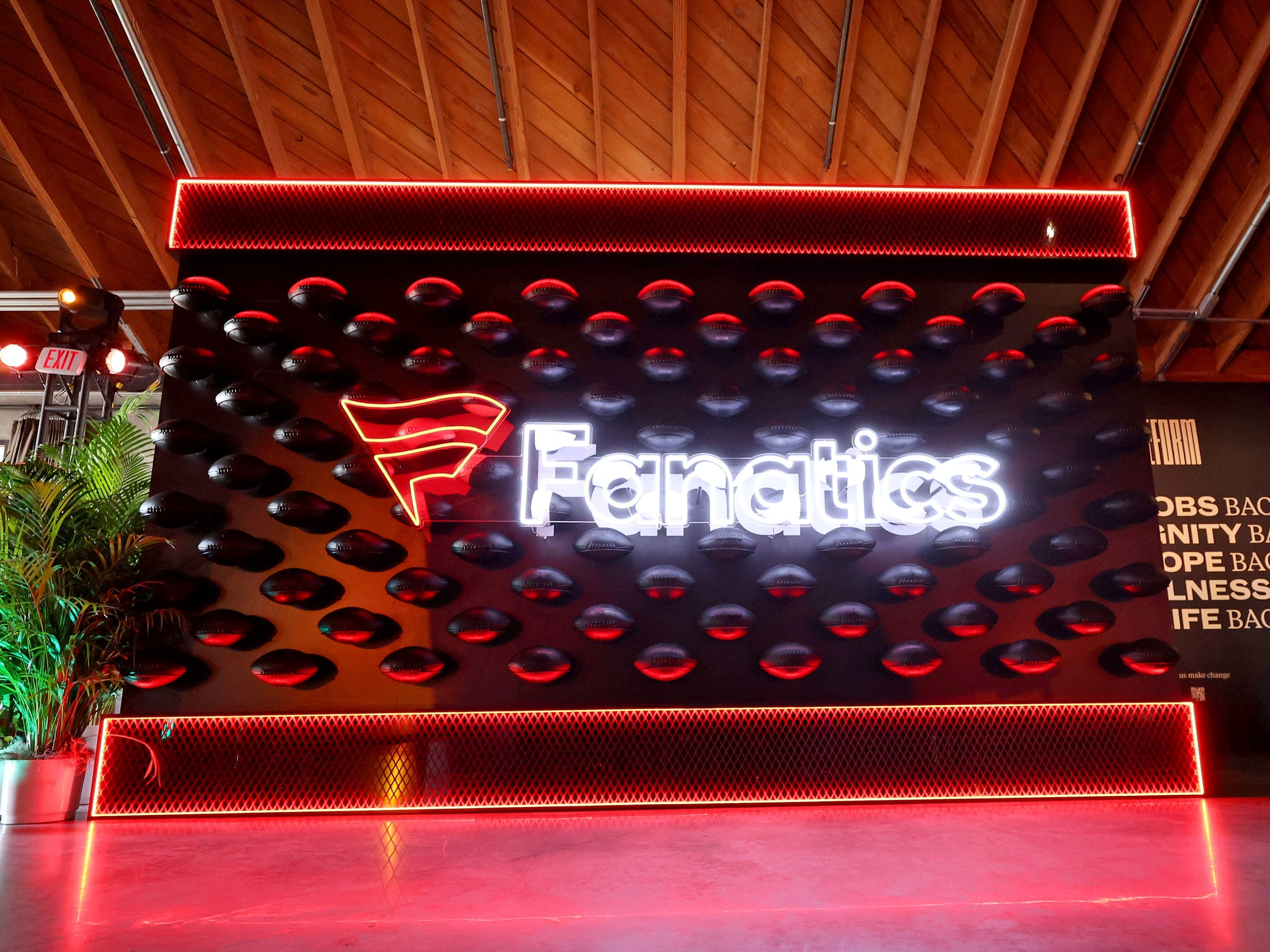 Das Logo von Fanatics erscheint in Neon auf der Super Bowl-Party des Unternehmens 2022.