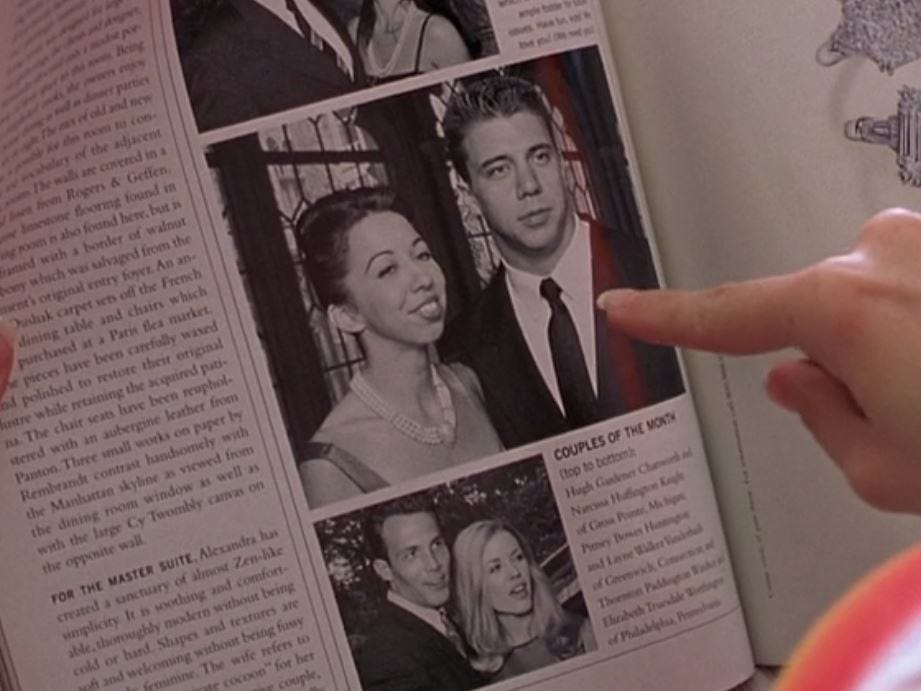 Elles Finger zeigt auf ein Foto von Warrens Bruder und seinem neuen Verlobten auf einer Seite in einer Zeitschrift