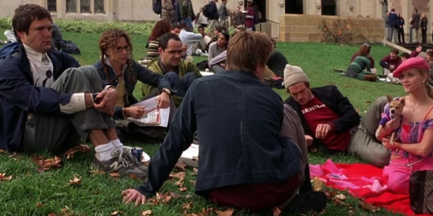 Elle und ihre Klassenkameraden sitzen in legaler Blondine auf dem Rasen von Harvard