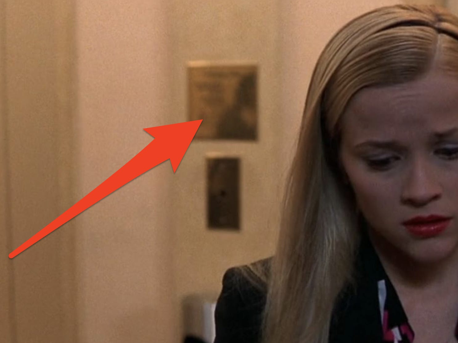Roter Pfeil, der auf Vivians Spiegelbild hinter Elle in einer Szene aus „Legally Blonde“ zeigt