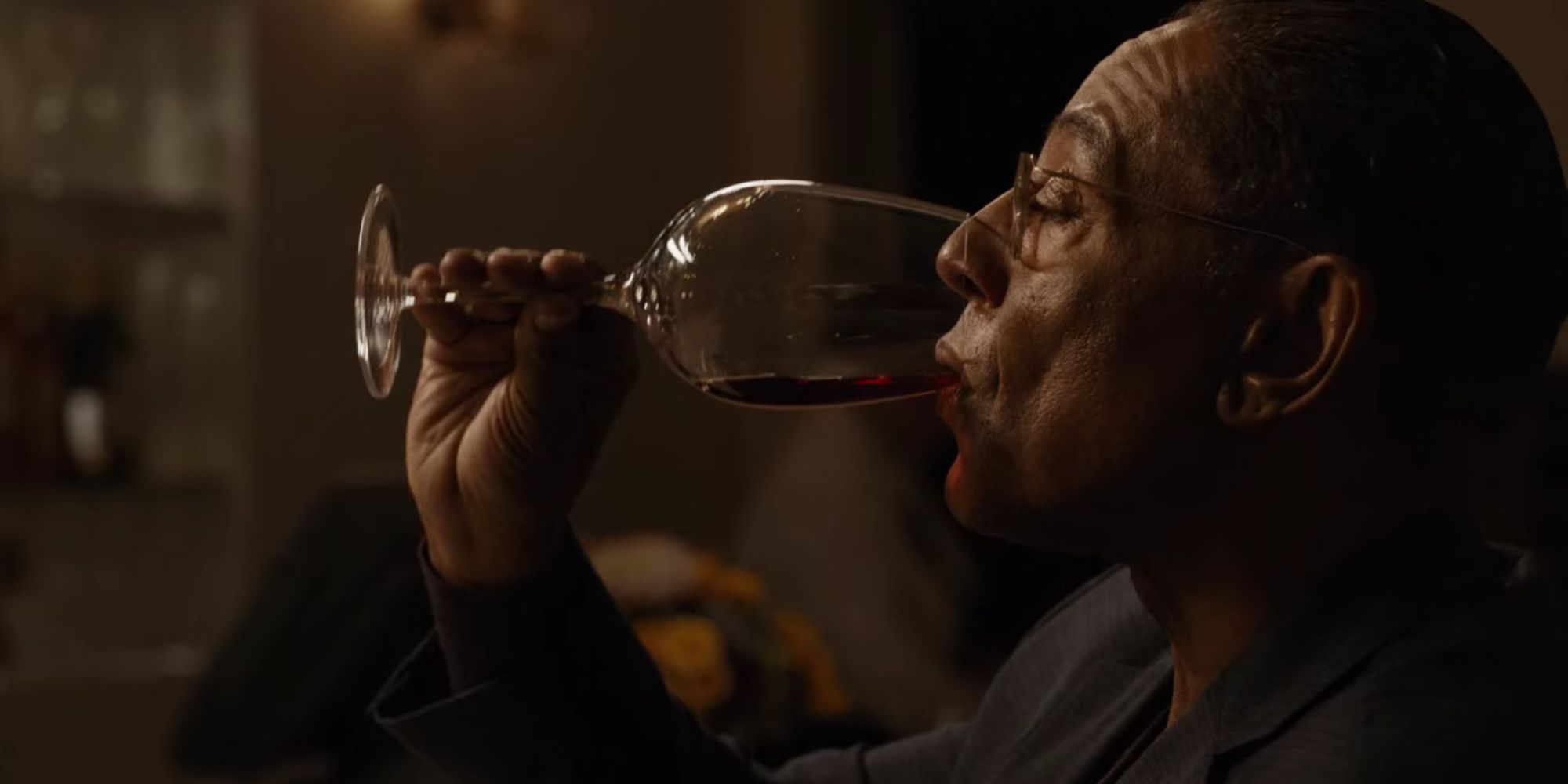 Gustavo Fring nippt an einem Glas Wein in „Better Call Saul“.