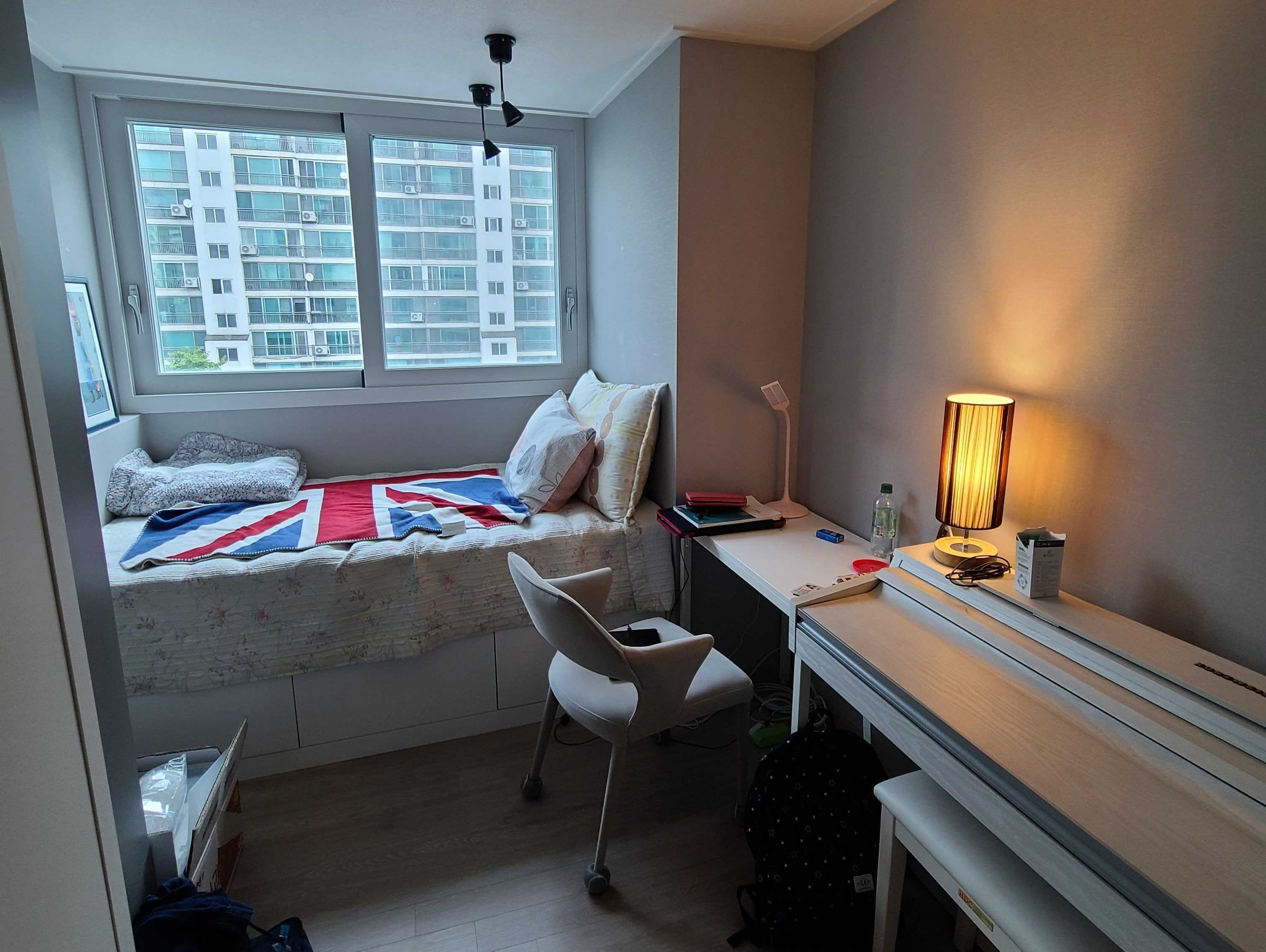Ein gemütliches Schlafzimmer mit klarem, minimalistischem Design