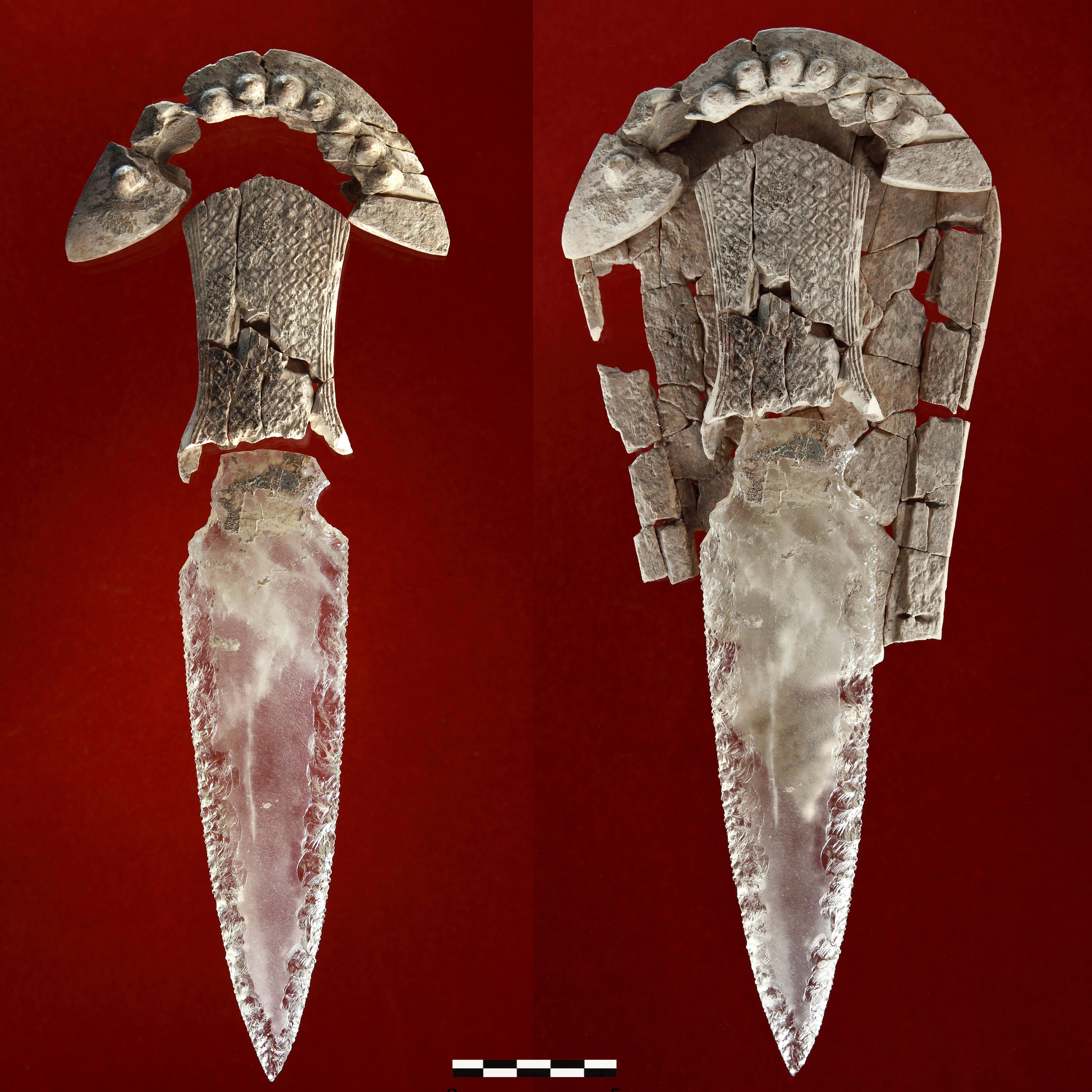 Ein Messer mit einer klaren Kristallsteinklinge und einem weißen Elfenbeingriff in Form einer Zahnreihe