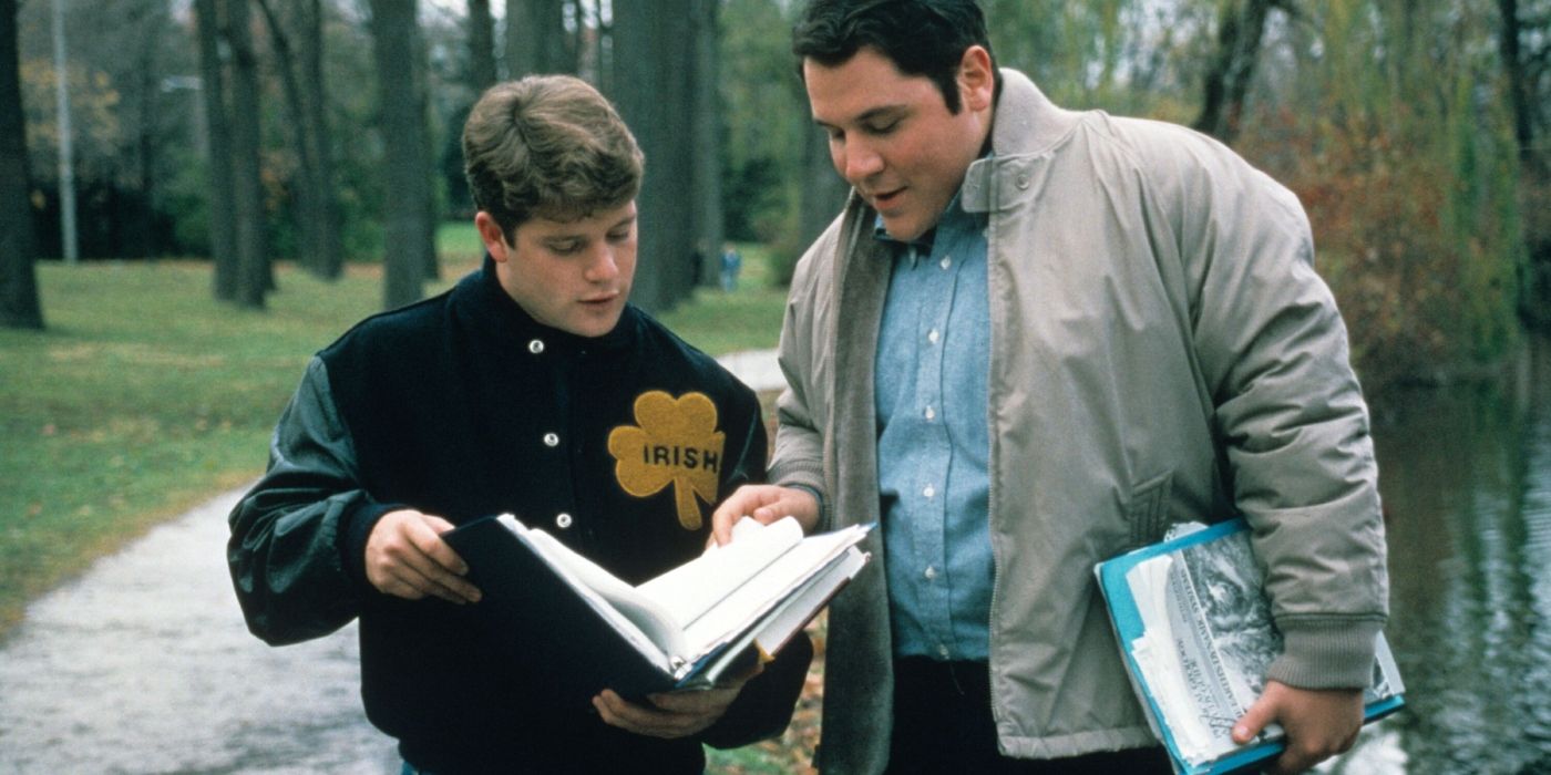 Rudy und D-Bob schauen sich außerhalb des Campus in Rudy ein Lehrbuch an