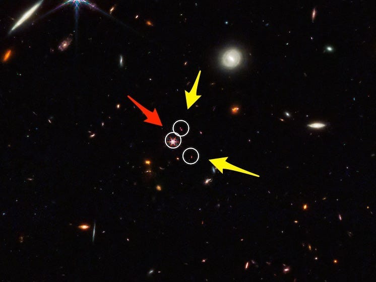 Eine Nahaufnahme von drei der Galaxien zeigt den Quasar, der die Galaxien verankert.